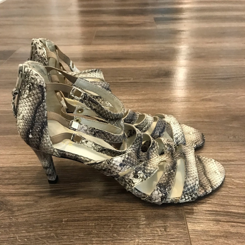STUART WEITZMAN SNAKESKIN HEELS! Size 7.5